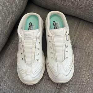 Skechers D’Lites Women Size 7.5 Slip on Sneakers Wide Fit Memory Foam White
